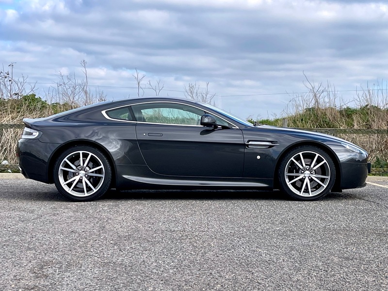 ASTON MARTIN VANTAGE