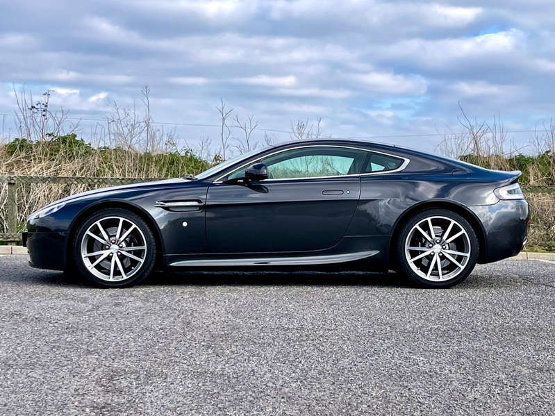 ASTON MARTIN VANTAGE