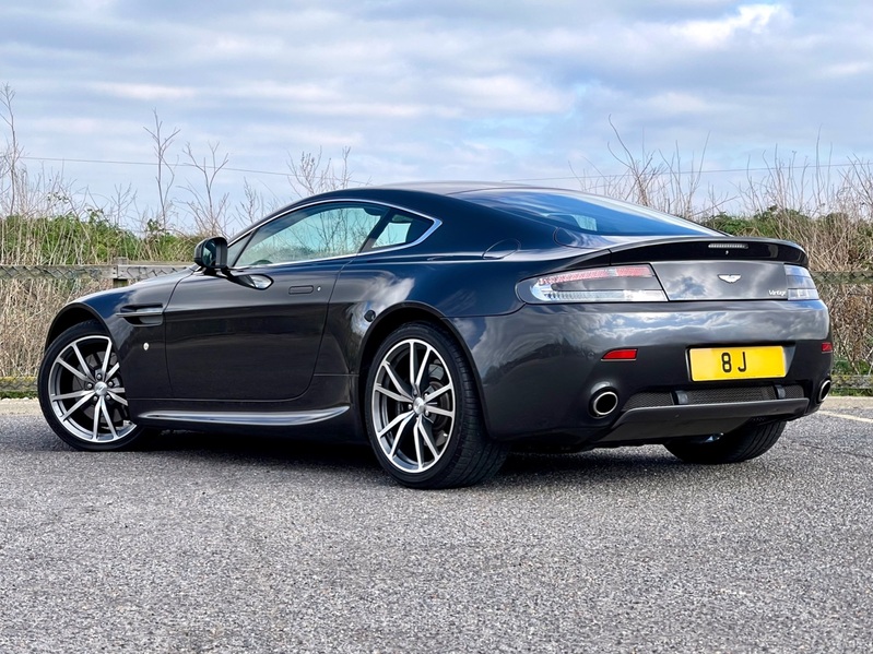 ASTON MARTIN VANTAGE